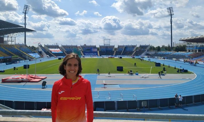 Marta Pérez, con la elástica nacional y el estadio de Bydgoszcz de fondo. Imagen cedida por la misma atleta