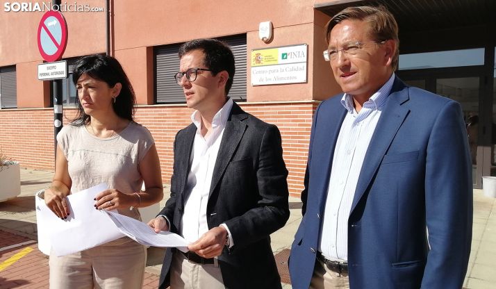 Laura Prieto, Tomás Cabezón y Gerardo Martínez este miércoles frente a la entrada del Centro de los Alimentos. /SN