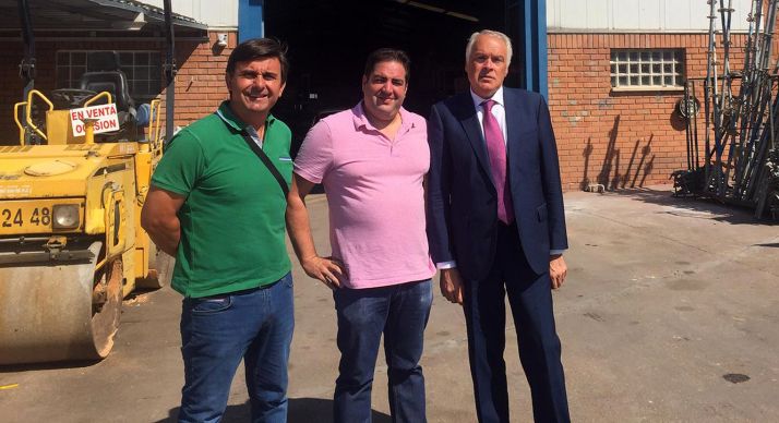 Castro (izda.) y Muñoz, con el empresario Javier Rivas. 