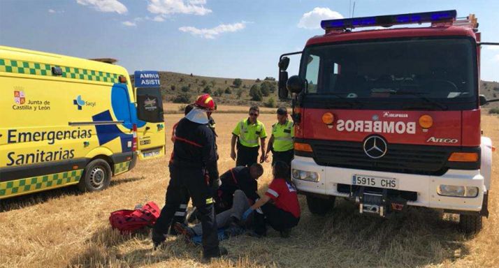 Guardia Civil, bomberos y personal del Sacyl atendiendo al herido. /GC