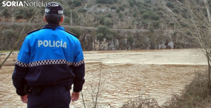 Un agente de la Policía Municipal en labores de vigilancia en el Duero. /SN