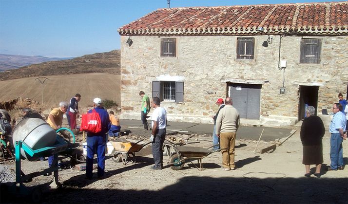 Labores de reconstrucción del pueblo. /AAS
