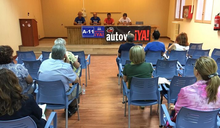 Imagen de la reunión este lunes en Aranda entre los distintos colectivos. /Soria Ya