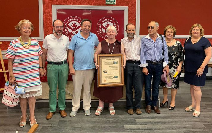 La autora, en el centro, en el acto de entrega del galardón. /Casino