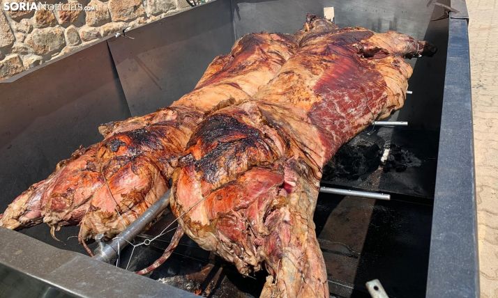 Después de 12 horas en las ascuas, El Royo huele a sabrosa ternera asada