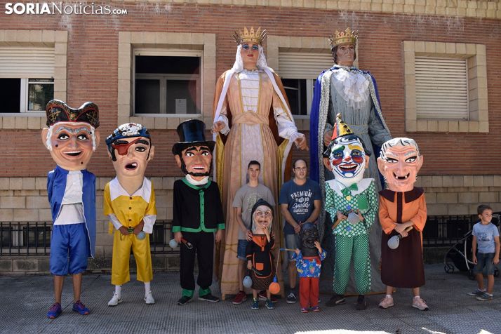 GALERÍA: Gigantes y Cabezudos para dar la bienvenida a San Lorenzo en San Pedro