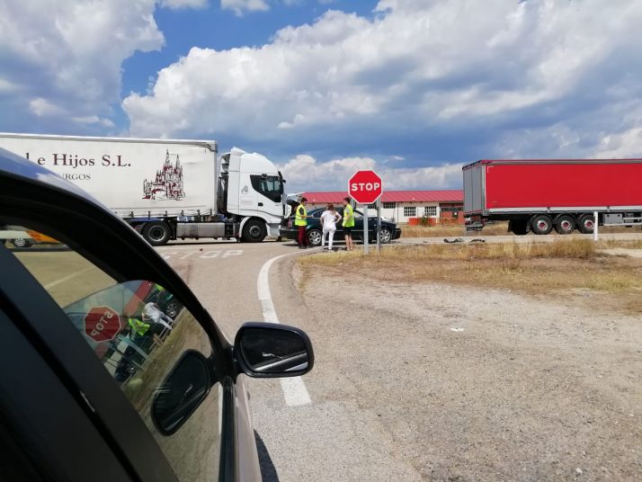 En Cabrejas del Pinar, aparatosa colisión entre un turismo y un camión, sin víctimas de por medio