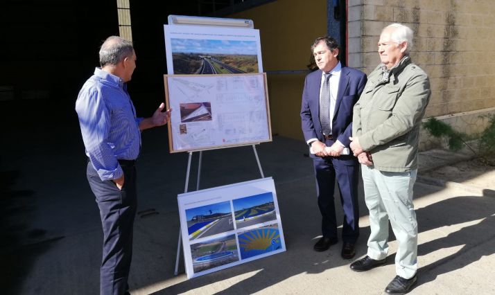 Puerta, en el centro, durante su visita al centro de Sahagún. /Jta.