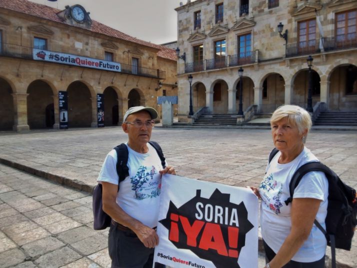 Juan Antonio y Caty realizan la marcha lenta a Aranda andando
