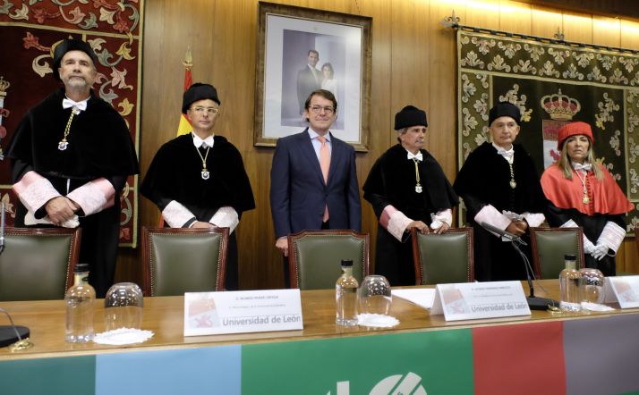 Mañueco inaugura el curso universitario prometiendo más inversión y rebaja de tasas