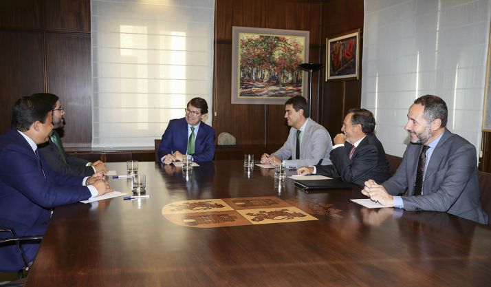 El presidente con responsables de administraciones abulenses y de la AECC de dicha provincia. /Jta.