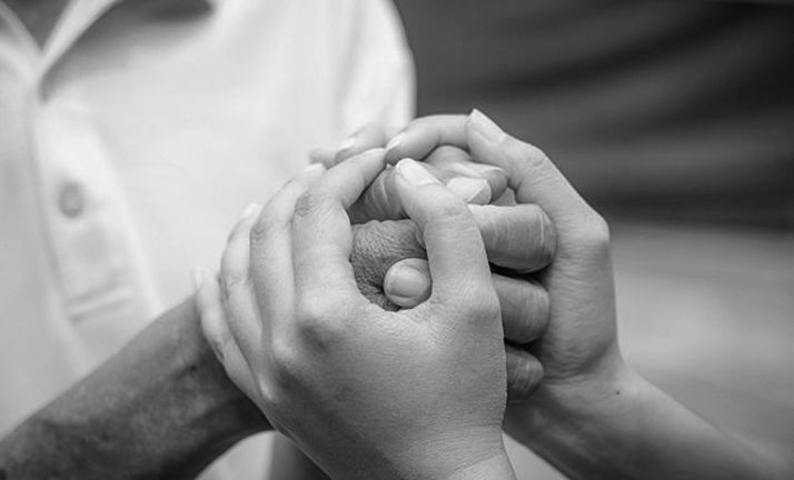 La Consejería de Familia aprobará en esta legislatura un Plan de Atención sociosanitaria para las personas con Alzheimer y sus familias