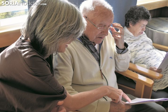 La Junta promete un nuevo Plan de Atención sociosanitaria para las personas con Alzheimer y sus familias
