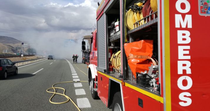 Una imagen de la actuación de los bomberos en la A-2 este viernes. /Diputación
