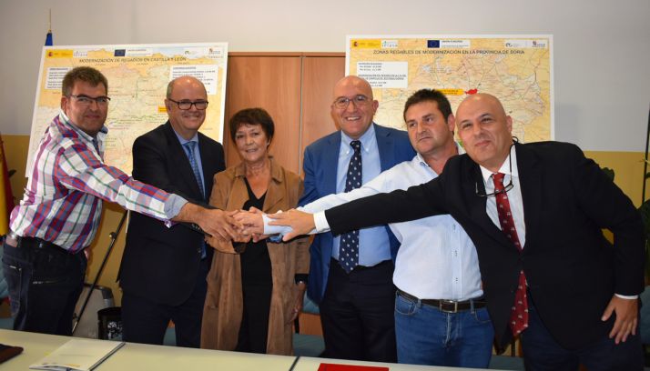 Responsables de distintas administraciones y agricultores tras la rúbrica del convenio. /Jta.