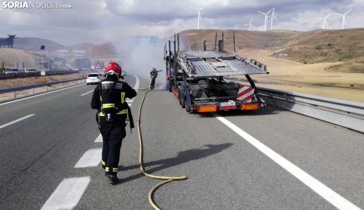 Los bomberos en las labores de extinción. /SN