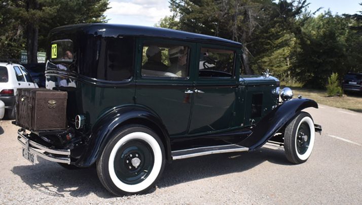 Un vehículo de época por una carretera soriana. /SN