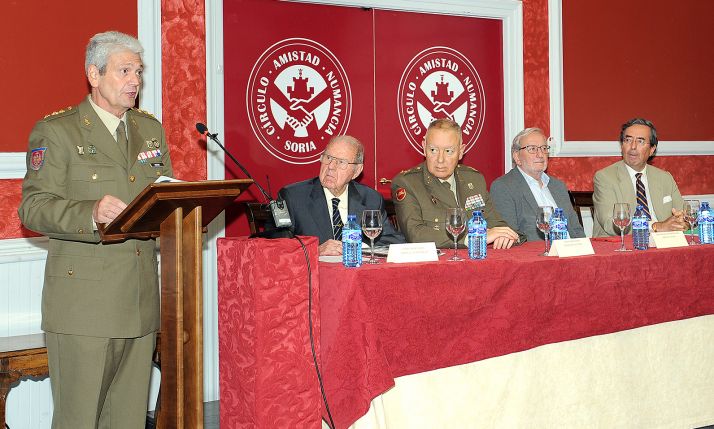 El coronel Fontana (izda.) abre la conferencia junto con la mesa de ponentes. . 