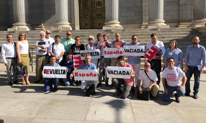 Miembros de la Coordinadora de la España Vaciada hoy frente al Congreso. /SoriaYa