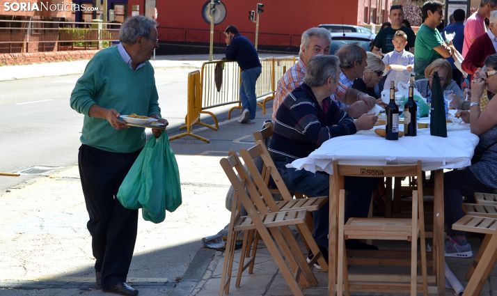 Mesa y mantel común en Los Pajaritos