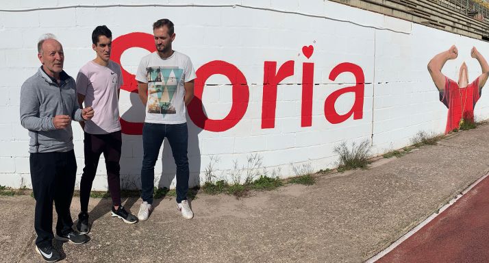 Daniel Mateo, entre Enrique Pascual (izda.) y Manu Salvador. /Ayto.