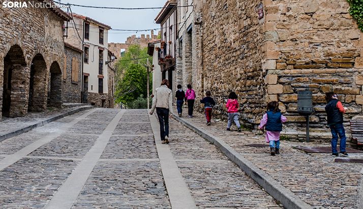 Escolares por una de las calles de Yanguas en una imagen de archivo. /SN
