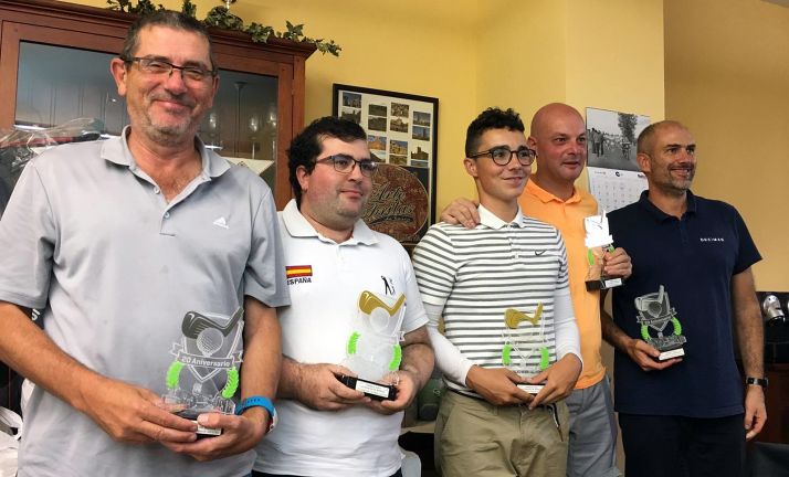 Los ganadores con sus trofeos. 