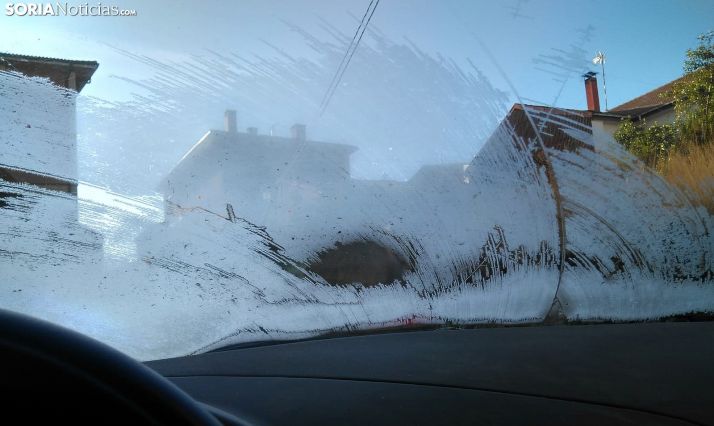 Una luna delantera de un turismo en Duruelo esta mañana de sábado. /SN