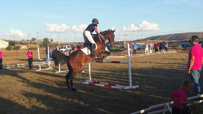 Actividad de salto en el Centro Ecuestre el Robledal.  Centro Ecuestre el Robledal