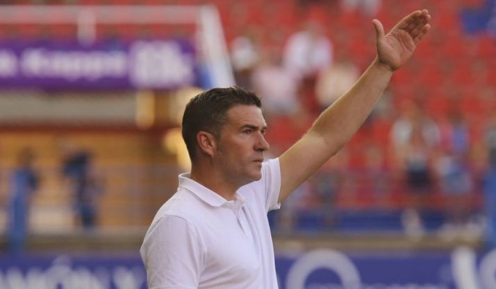 Luis Carrión, míster del Numancia, levantando el brazo en el Francisco de la Hera. LaLiga