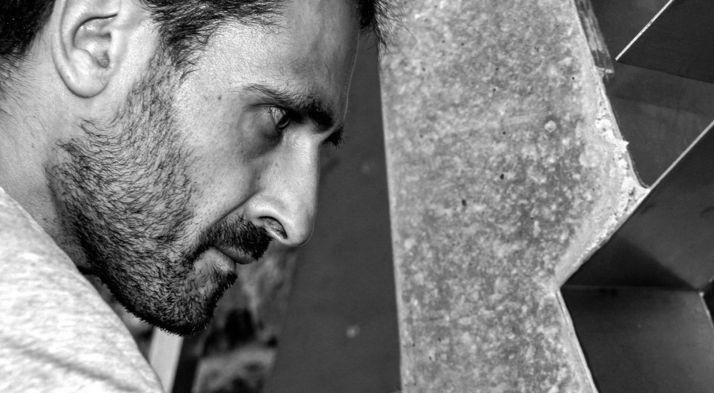 El autor con una de sus obras. 