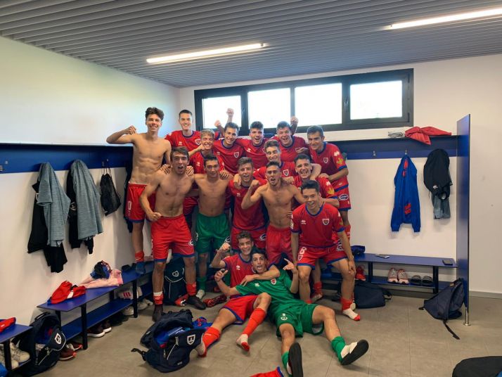 El Numancia Juvenil festeja en el vestuario su primer triunfo en Vitoria. Cedida 