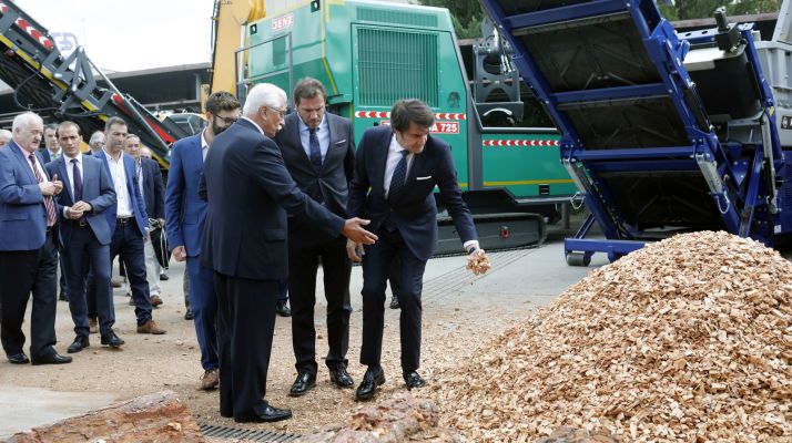 El consejero de Fomento (dcha.) en uno de los stands de la feria Expobiomasa. /Jta.