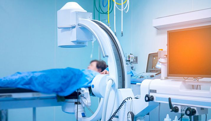 Una paciente recibiendo tratamiento de radioterapia. 