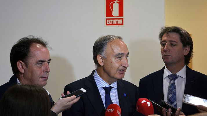 Largo, en el centro, flanqueado por Serrano (izda.) y Martínez. 