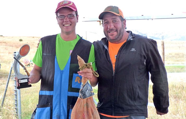 Sanz, con el trofeo y el jamón tras su victoria. 
