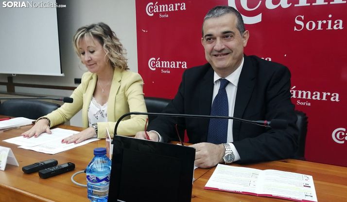 Alberto Santamaría junto a la directora general de la Cámara, Nuria Sánchez, hoy viernes. /SN