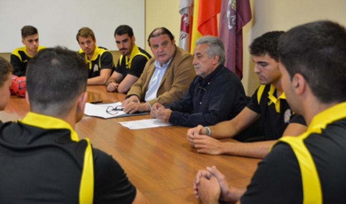Ruiz (izda.) y Heras, con jugadores del BM Soria en la rúbrica del acuerdo.  