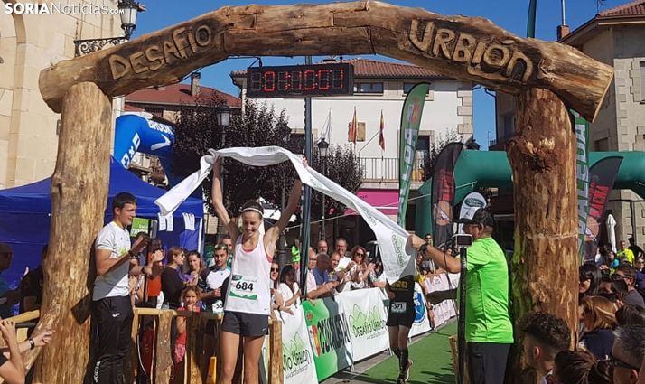 La ganadora al pasar por meta. /SN