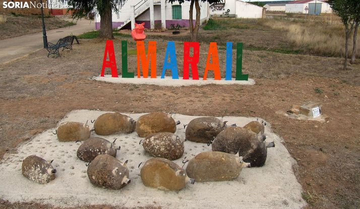 El museo al aire libre de Almarail suma argumentos con el homenaje al cerdo