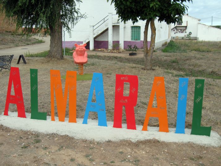 El museo al aire libre de Almarail culmina su rincón de homenaje al cerdo