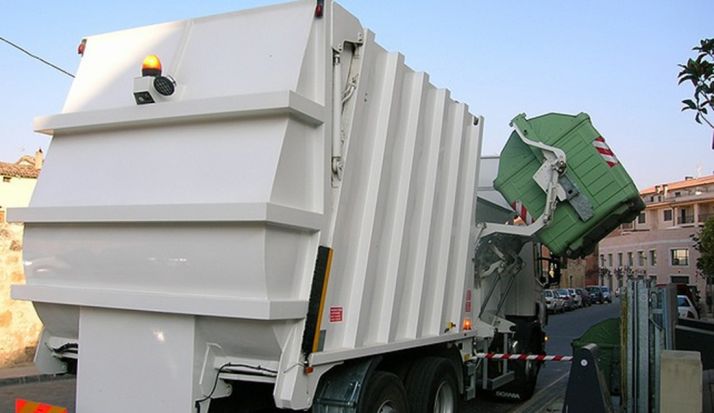 Serrano avisa que la tasa de basuras podría tener que duplicarse por la mala gestión del PSOE