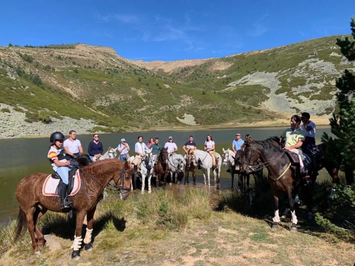Marcha de senderistas y caballistas a la laguna de Cebollera