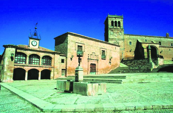 Plaza Mayor de Morón de Almazán.