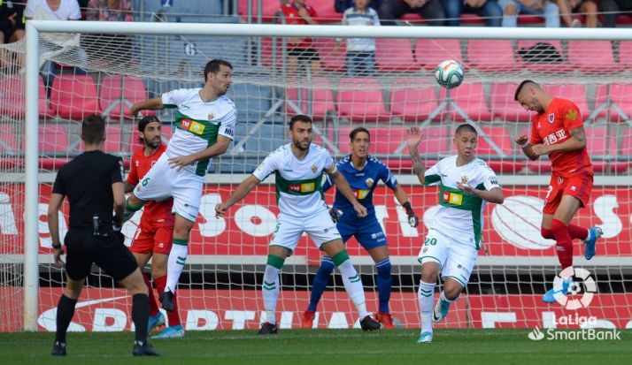 El Numancia sabe sufrir para rascar un punto ante el Elche de Pacheta