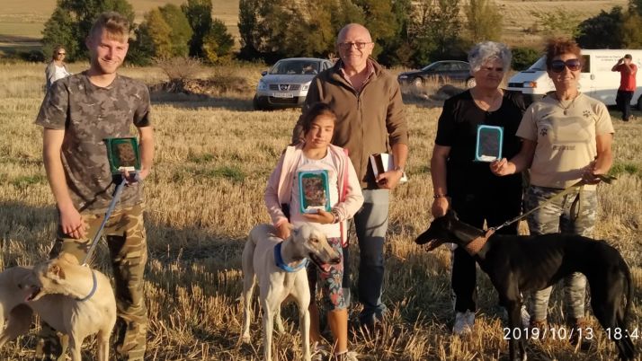 La propietaria ganadora (ctro.) con el alcalde y los otros dos mejores clasificados. 