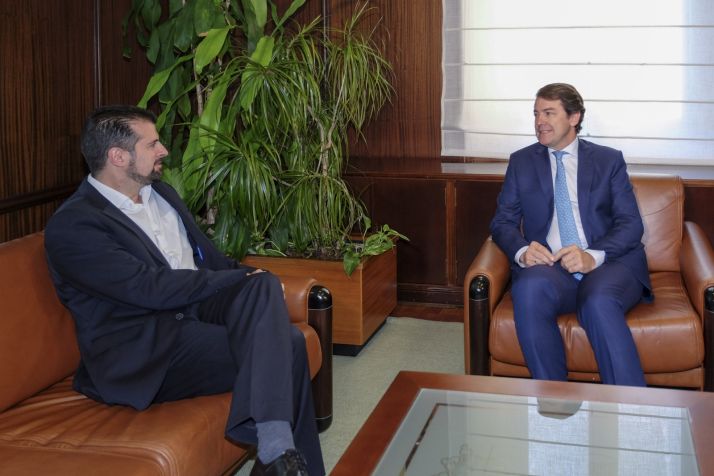 Fernández Mañueco, a la derecha, se reúne con Luis Tudanca, a la izquierda. Junta de Castilla y León