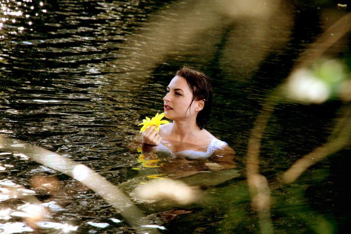 La soriana Mara Row estrena Taraxacum, libres hasta la raíz este viernes