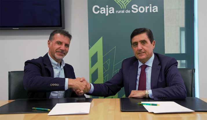 Gómez (izda.) y Martínez, tras la rúbrica del convenio.