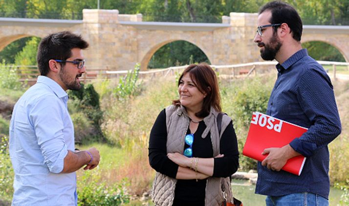 Hernández, (dcha.) y la alcaldesa de la localidad, María Luisa Aguilera. 